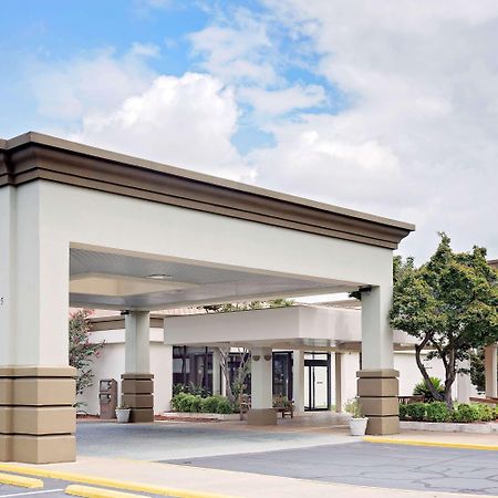 Days Inn By Wyndham Montgomery Near Aum エクステリア 写真