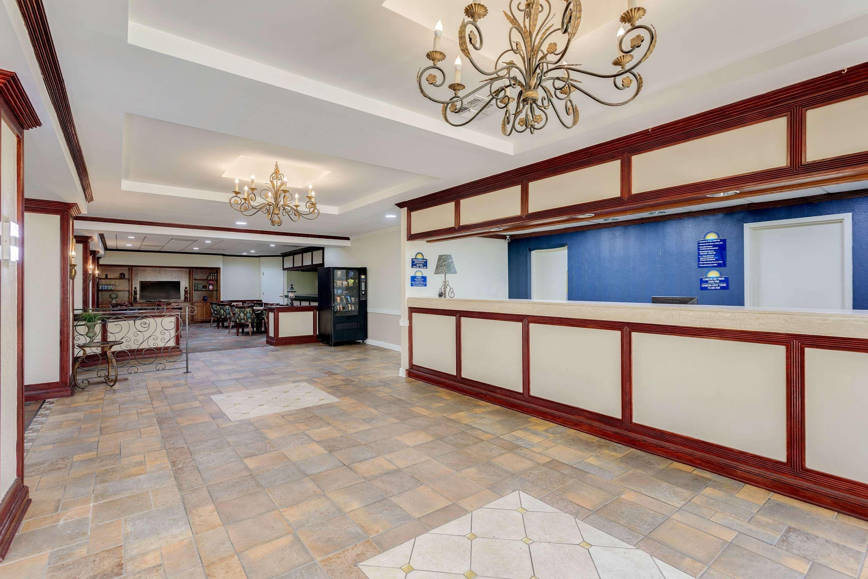 Days Inn By Wyndham Montgomery Near Aum エクステリア 写真