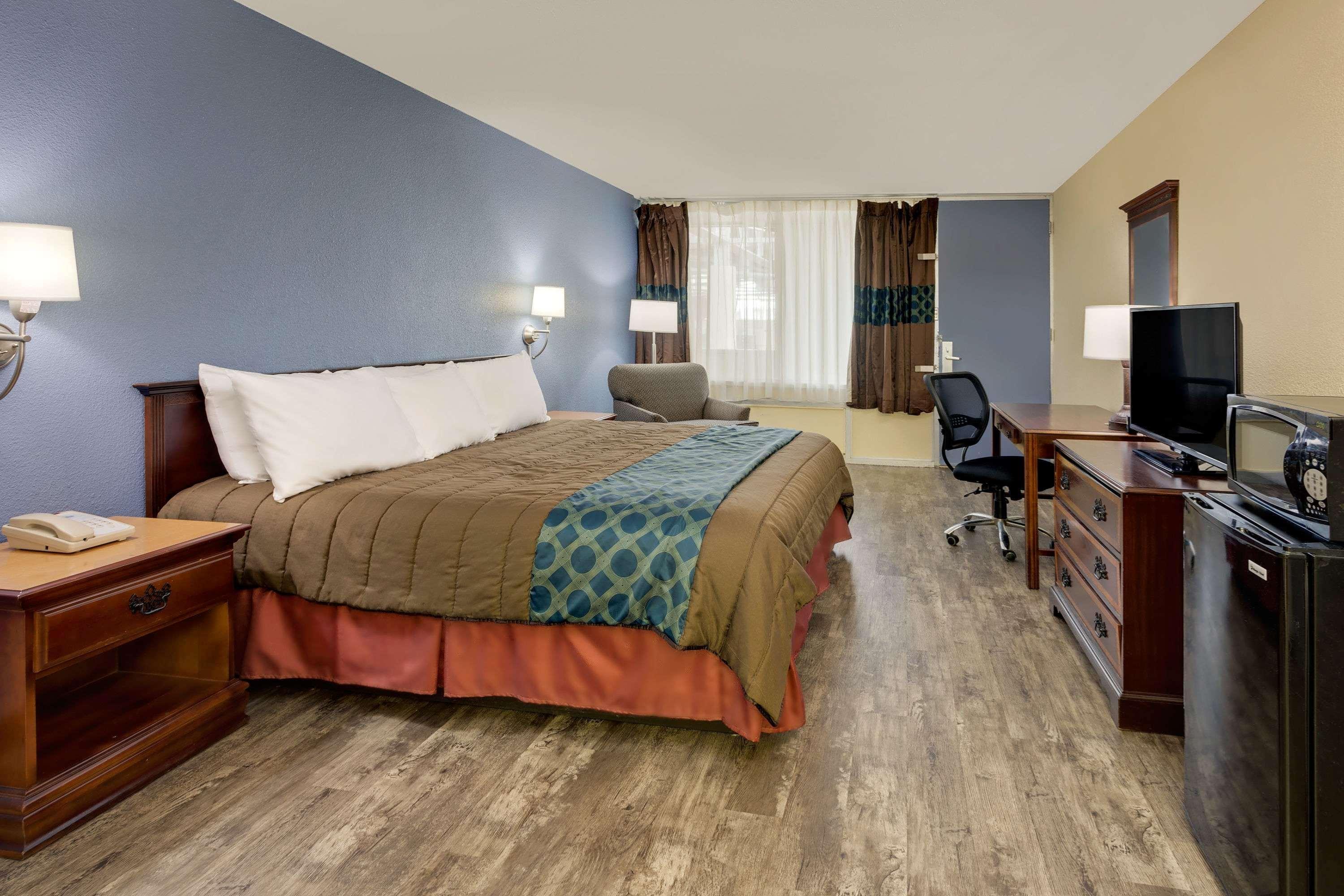 Days Inn By Wyndham Montgomery Near Aum エクステリア 写真