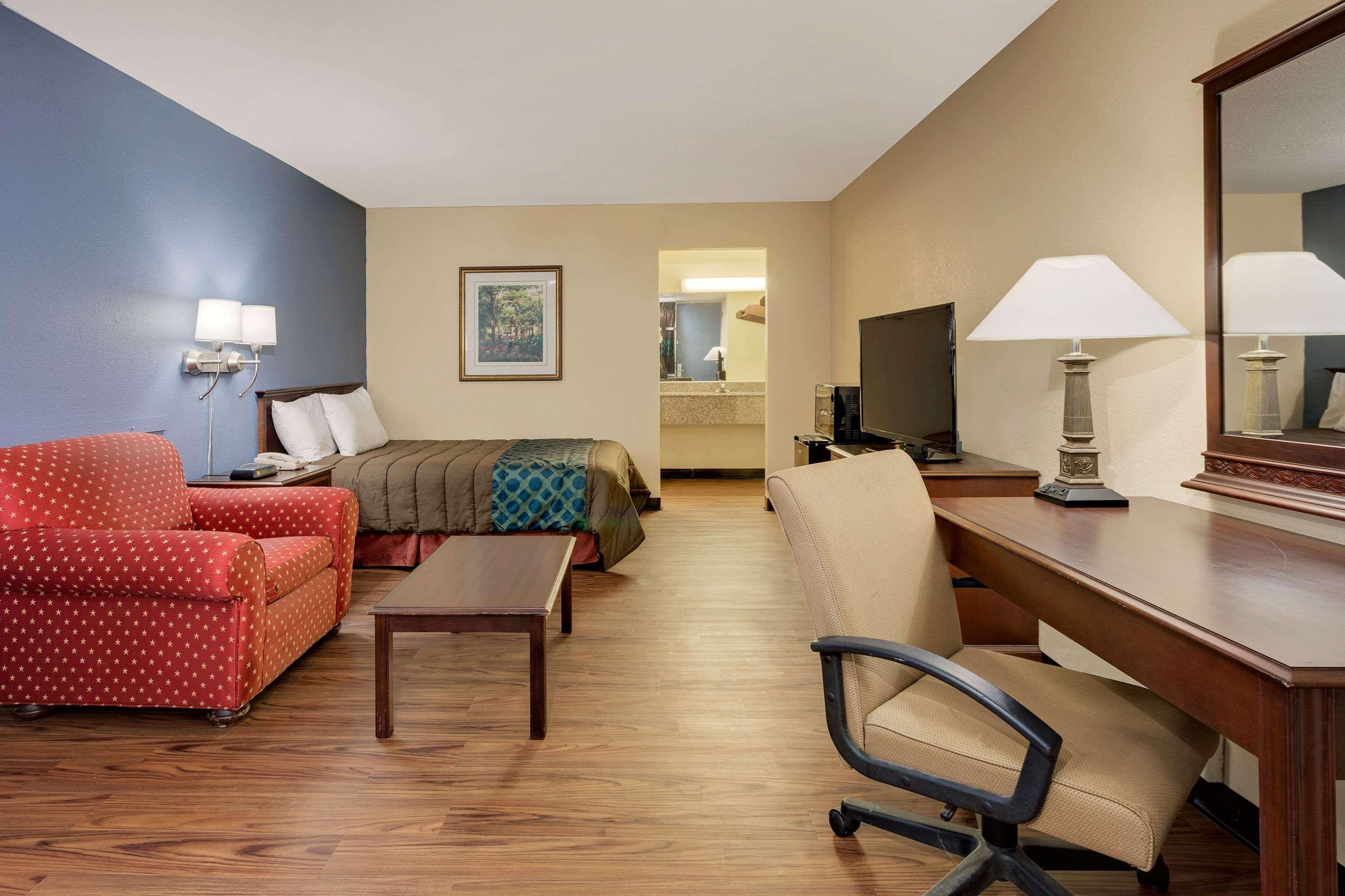 Days Inn By Wyndham Montgomery Near Aum エクステリア 写真