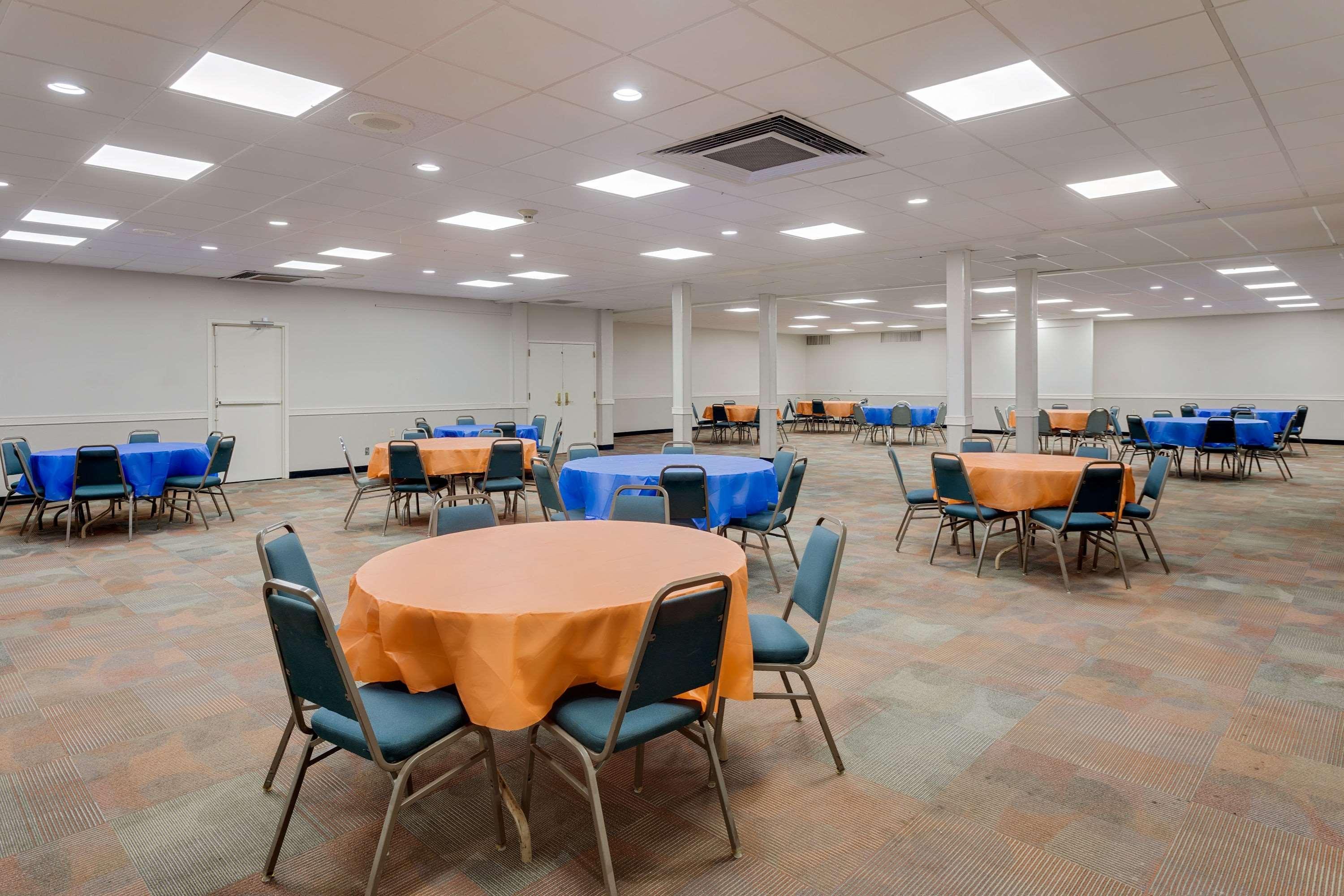 Days Inn By Wyndham Montgomery Near Aum エクステリア 写真