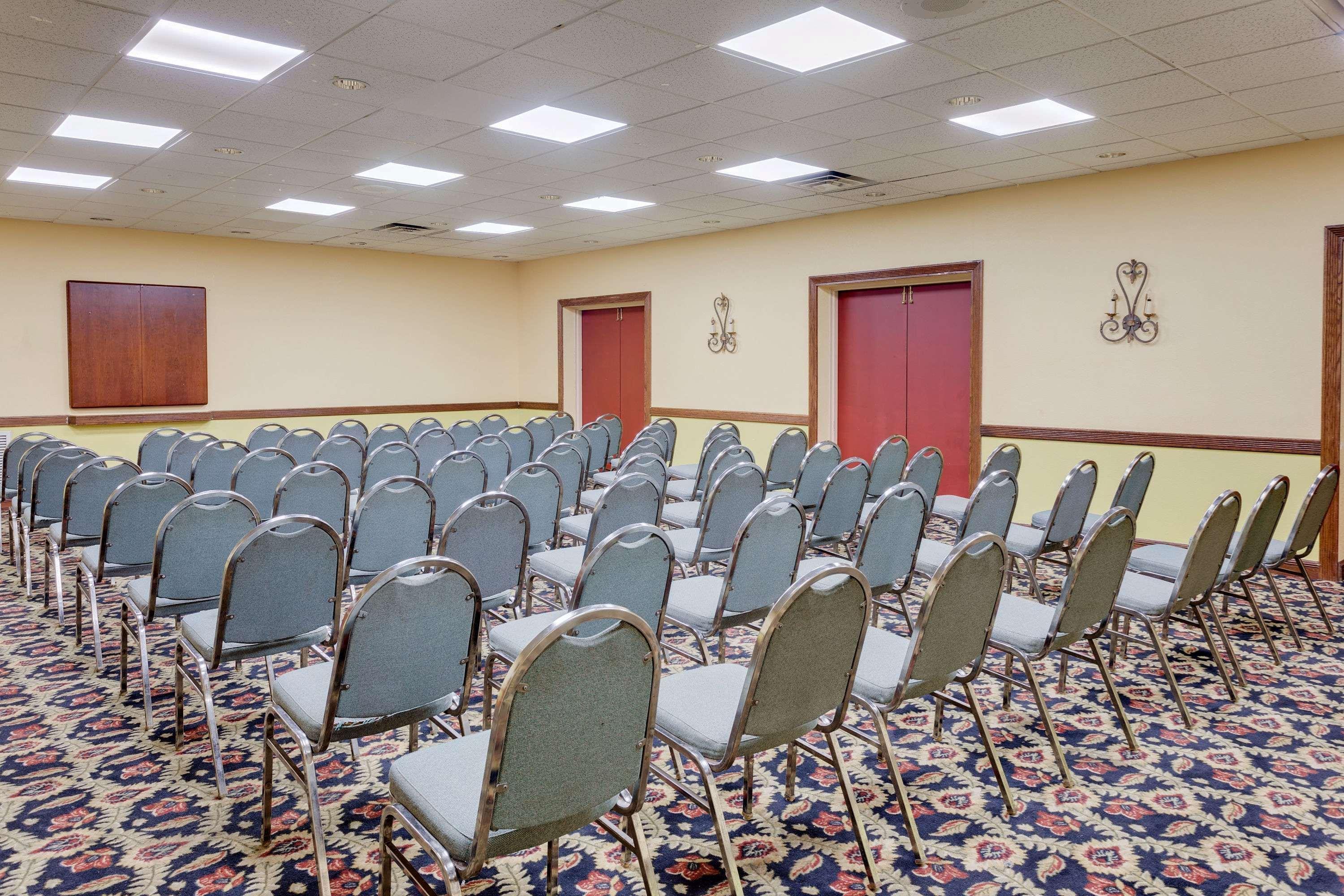 Days Inn By Wyndham Montgomery Near Aum エクステリア 写真