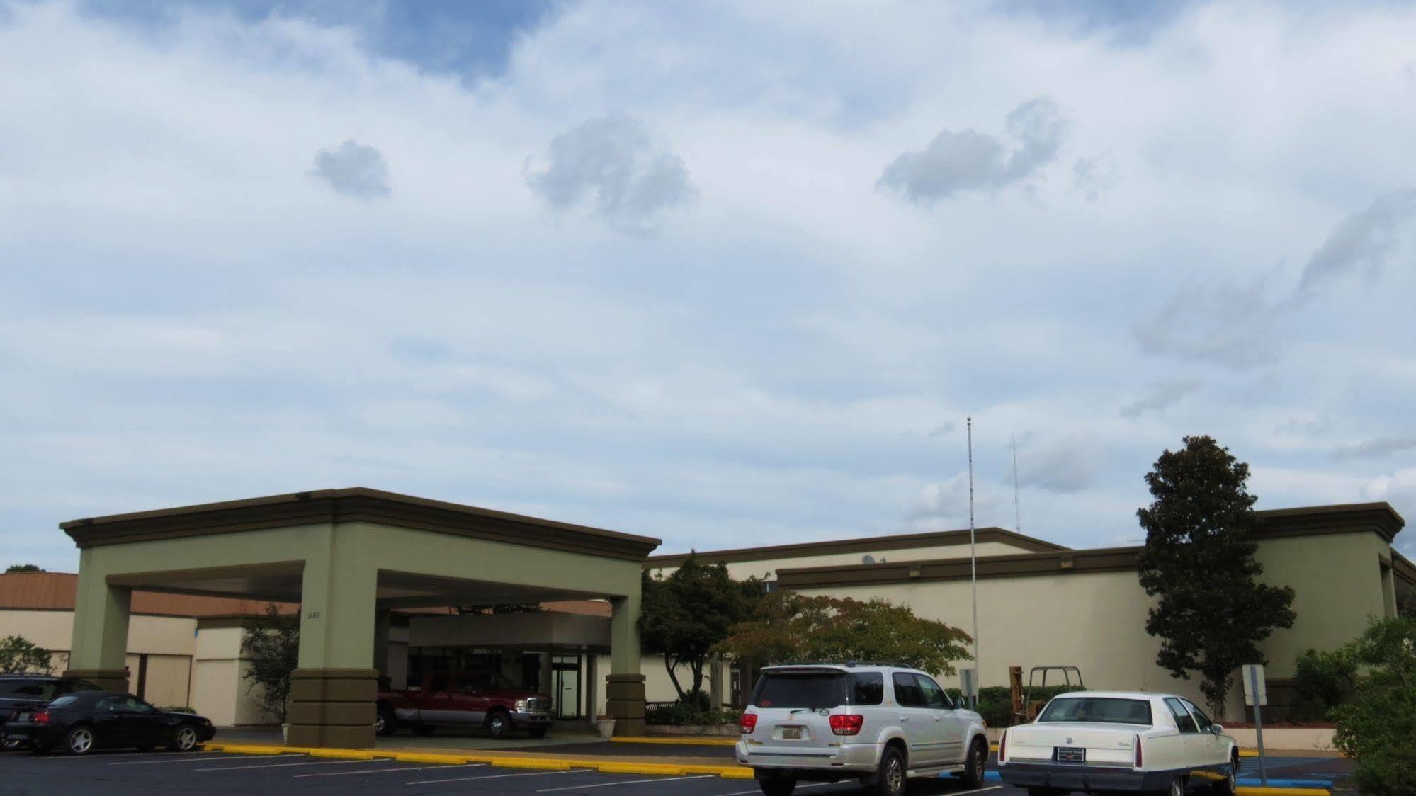 Days Inn By Wyndham Montgomery Near Aum エクステリア 写真
