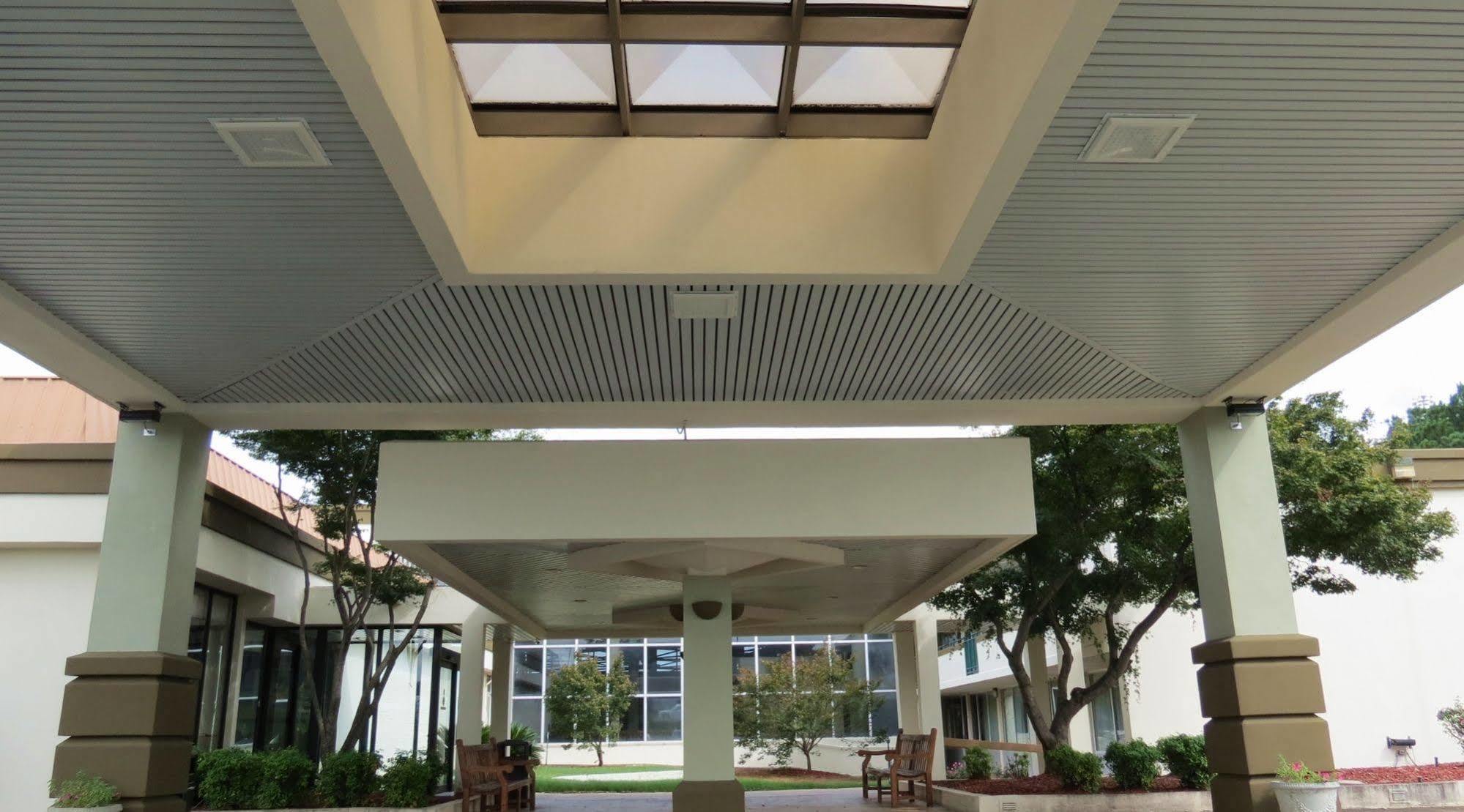 Days Inn By Wyndham Montgomery Near Aum エクステリア 写真