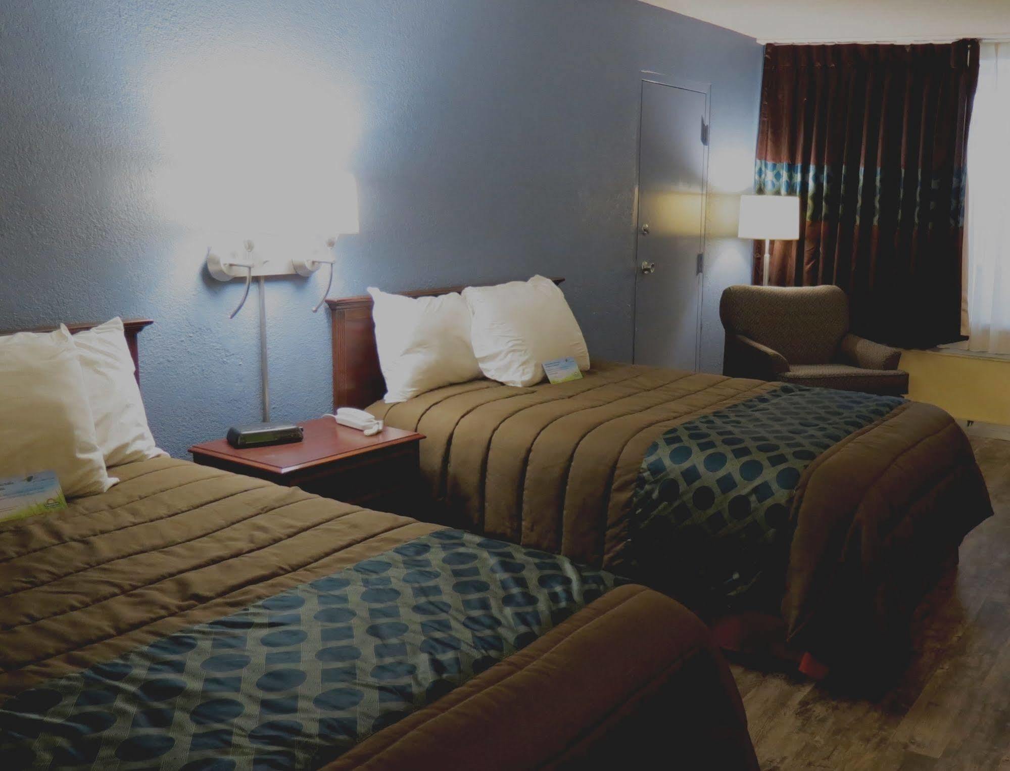 Days Inn By Wyndham Montgomery Near Aum エクステリア 写真