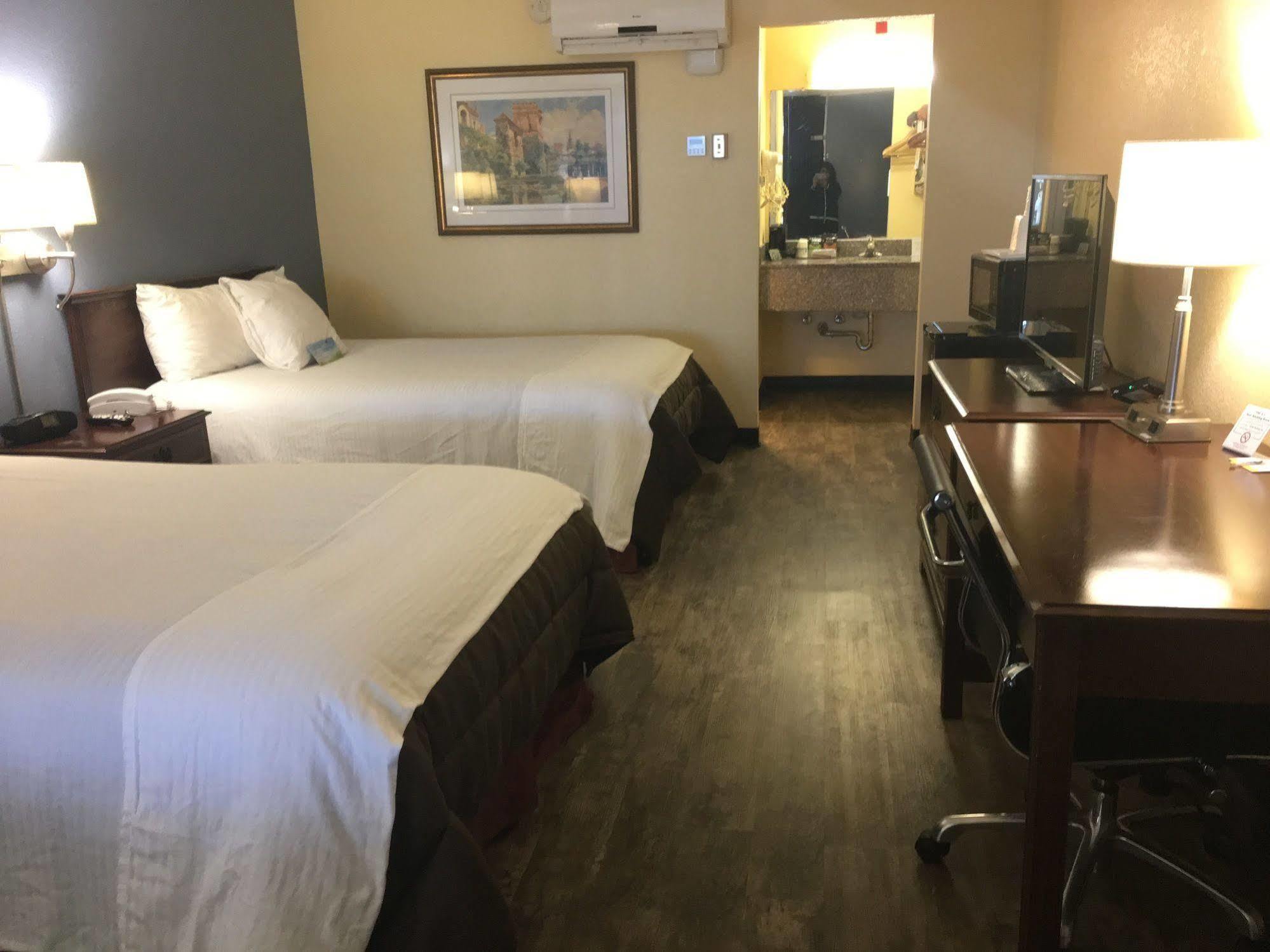Days Inn By Wyndham Montgomery Near Aum エクステリア 写真