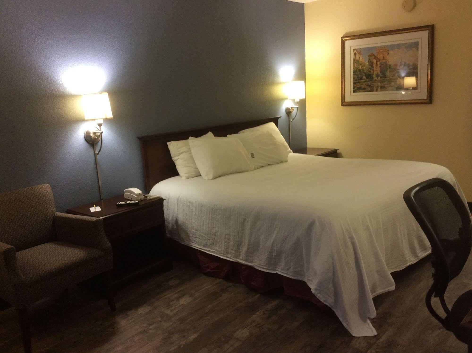 Days Inn By Wyndham Montgomery Near Aum エクステリア 写真