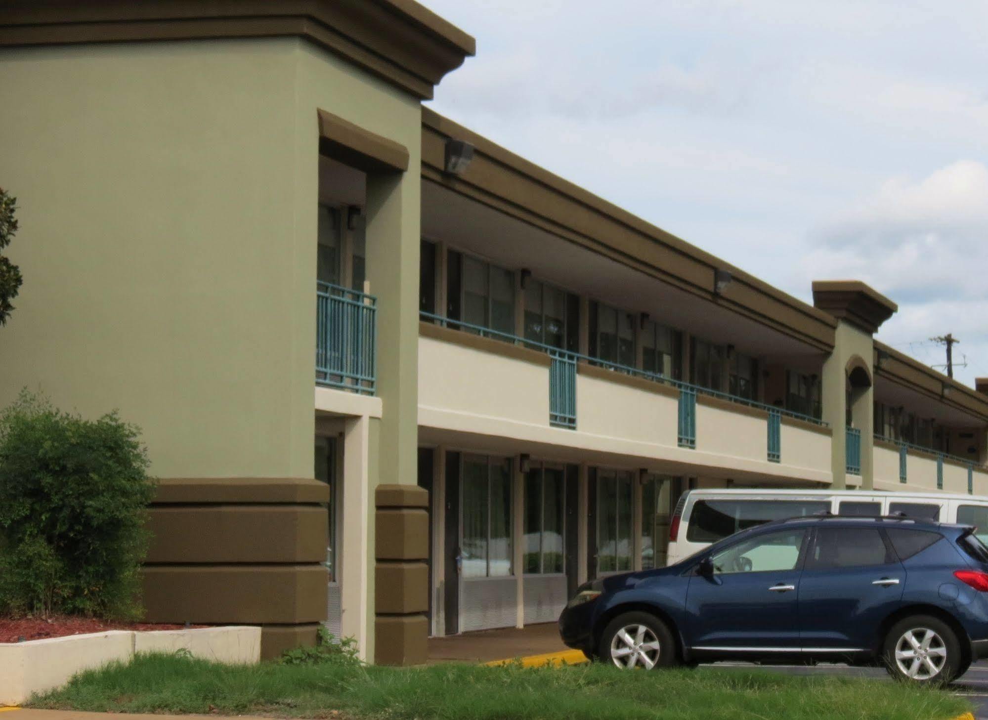Days Inn By Wyndham Montgomery Near Aum エクステリア 写真