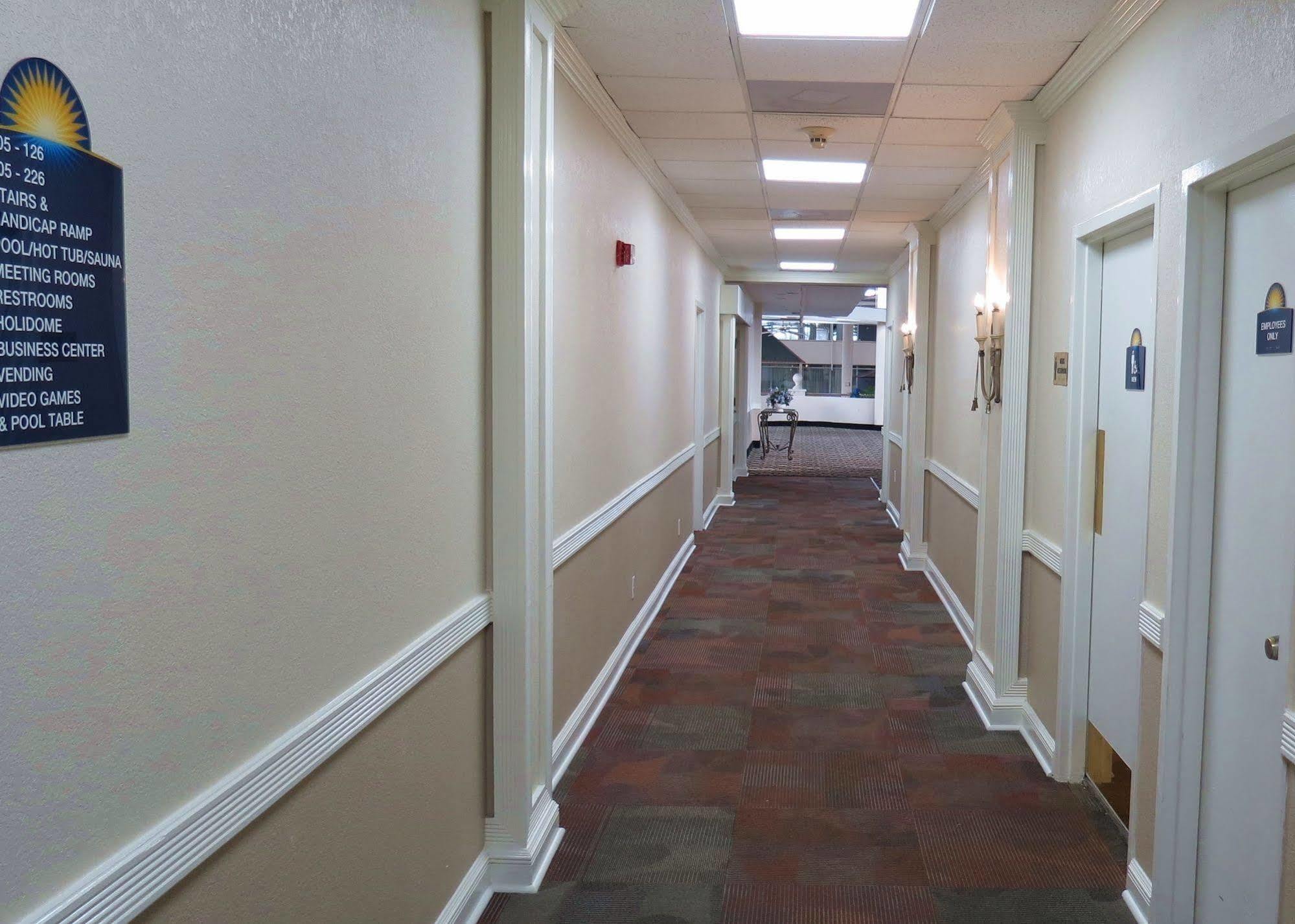 Days Inn By Wyndham Montgomery Near Aum エクステリア 写真