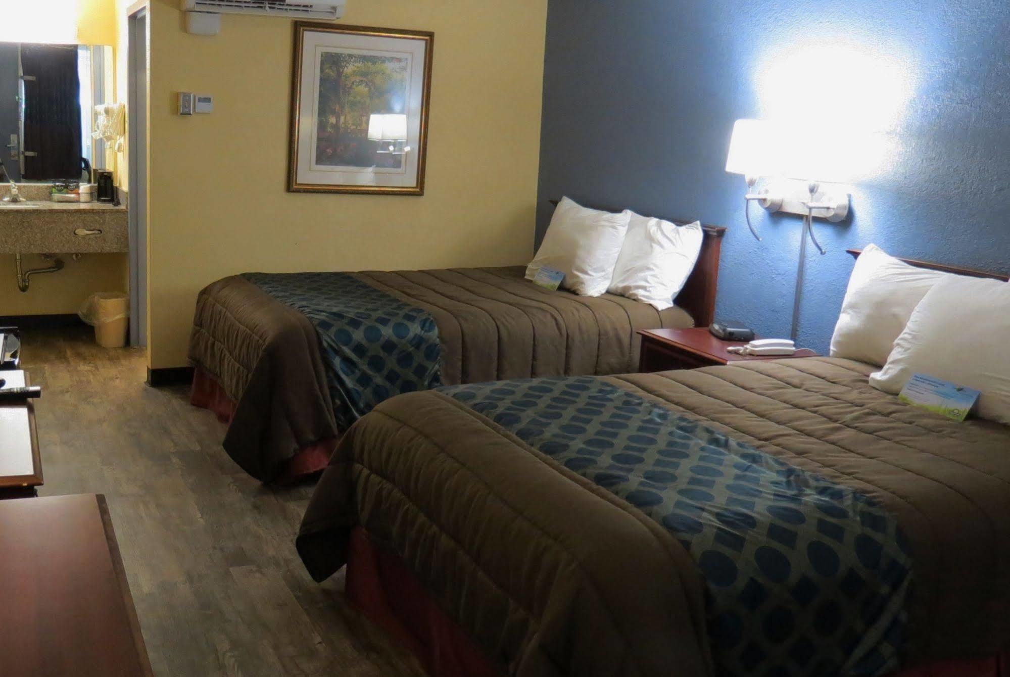 Days Inn By Wyndham Montgomery Near Aum エクステリア 写真