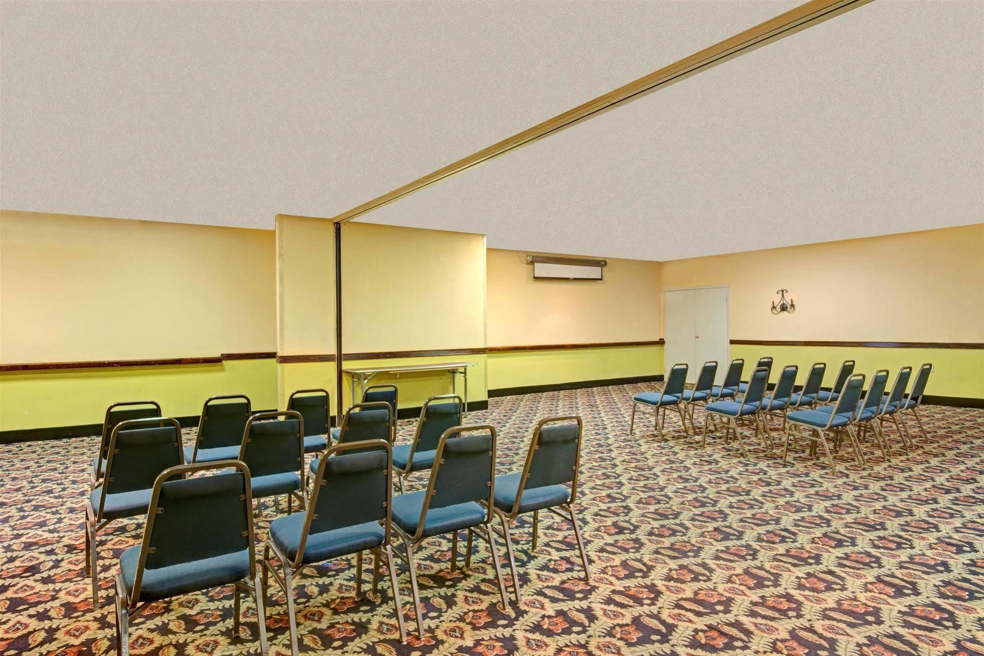 Days Inn By Wyndham Montgomery Near Aum エクステリア 写真