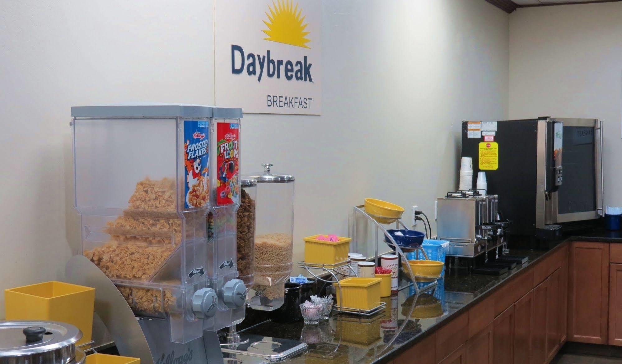 Days Inn By Wyndham Montgomery Near Aum エクステリア 写真