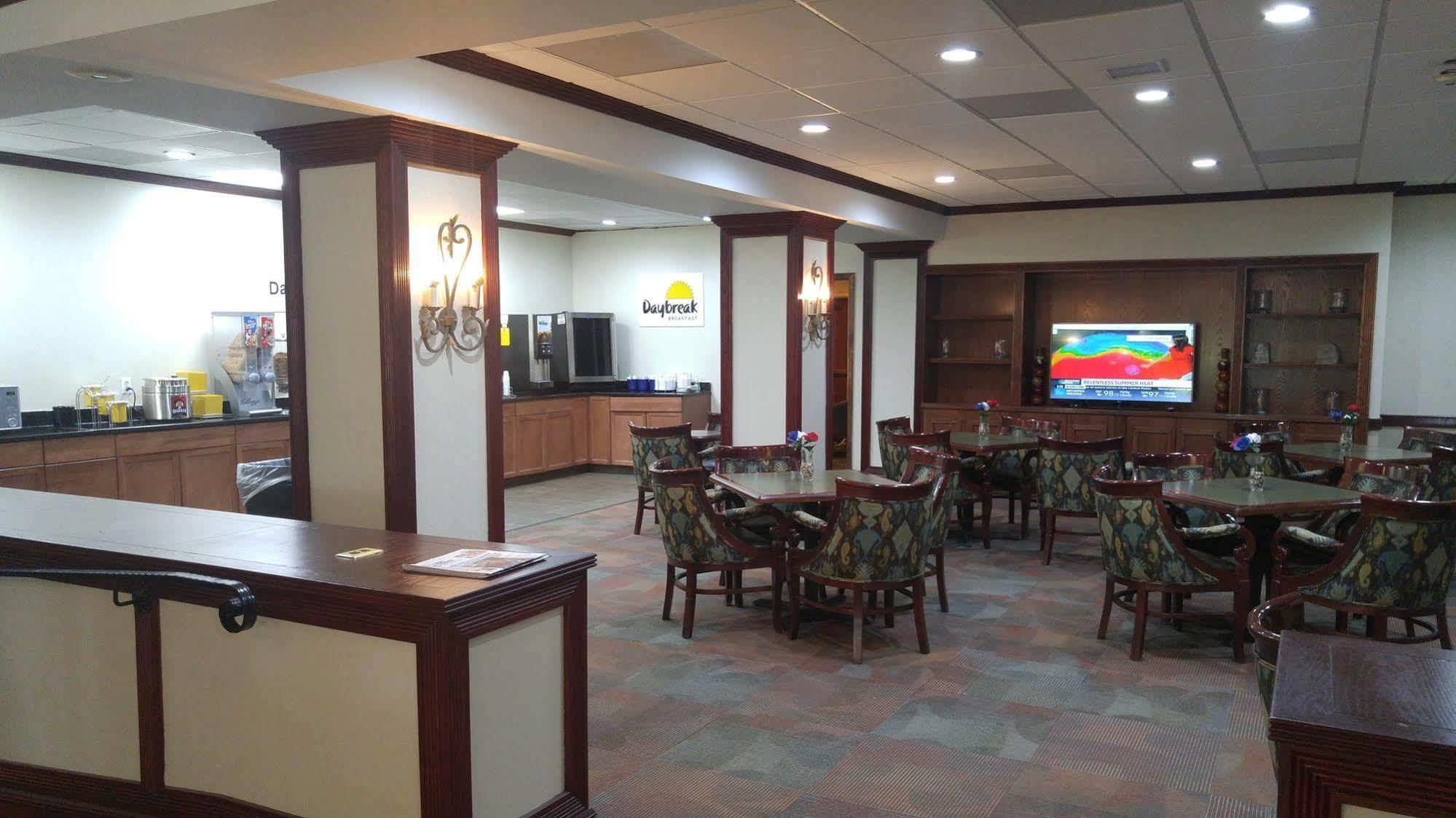 Days Inn By Wyndham Montgomery Near Aum エクステリア 写真